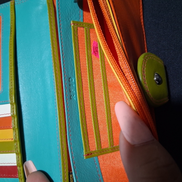 Vibrant Orange and Green Bifold Wallet with Modern Design - Picture 4 of 7